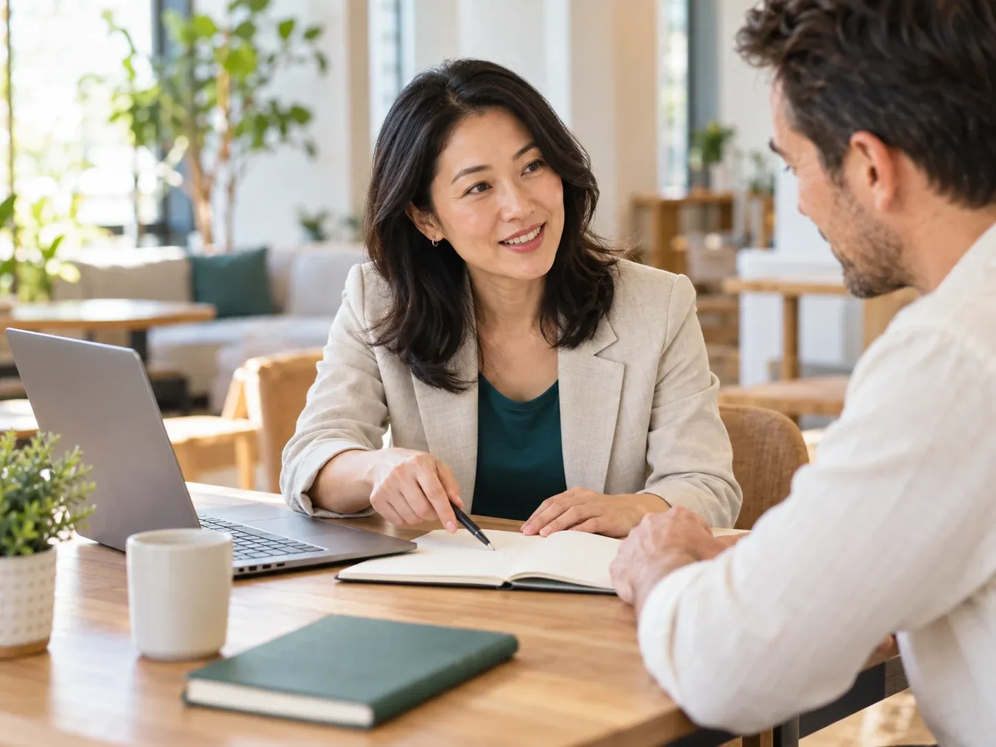 Una consultora revisando notas con un cliente en una mesa