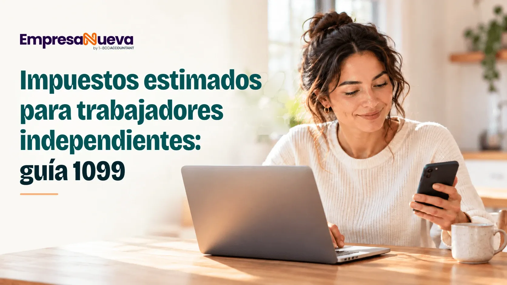 Una mujer que trabaja por cuenta propia sonríe mientras mira su celular junto a su computadora portátil, con el logo de EmpresaNueva y el título Impuestos estimados para trabajadores independientes: guía 1099