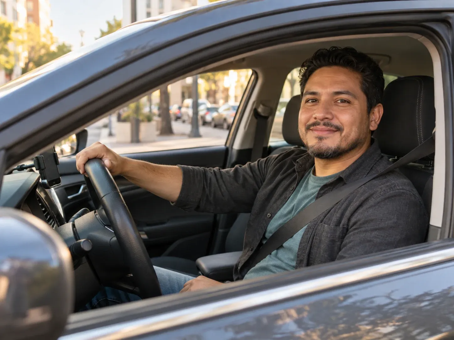 Un conductor de viajes compartidos sonriente al volante, visto a través de la ventana abierta del conductor